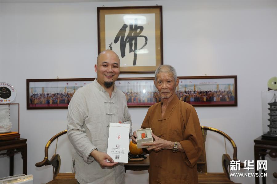 泉州大开元寺获赠复刻原版唐咸通九年雕版金刚经